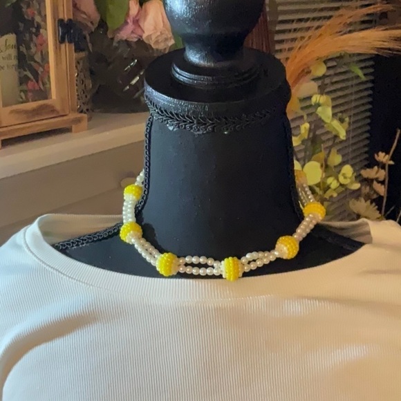 VINTAGE FAUX PEARL AND YELLOW BEADS NECKLACE - Picture 1 of 3